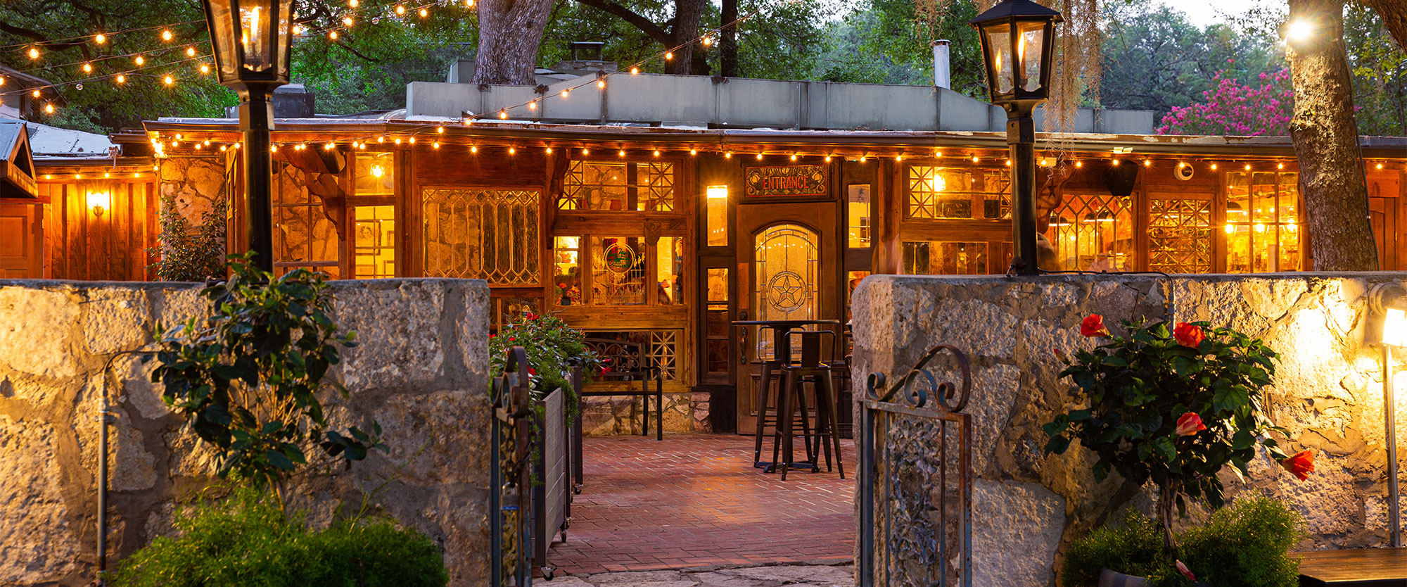 Grey Moss Inn - Got It Covered San Antonio - Outdoor Private Patio